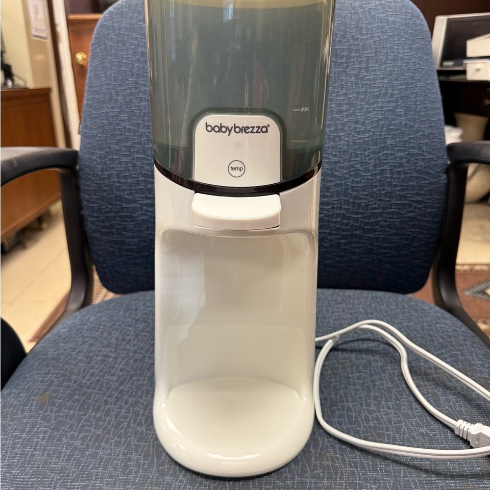 Baby Brezza White Water Dispenser for Baby Bottles!
